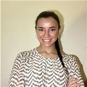 Graduada en psicopedagogía y magisterio, especializada en inglés y alemán